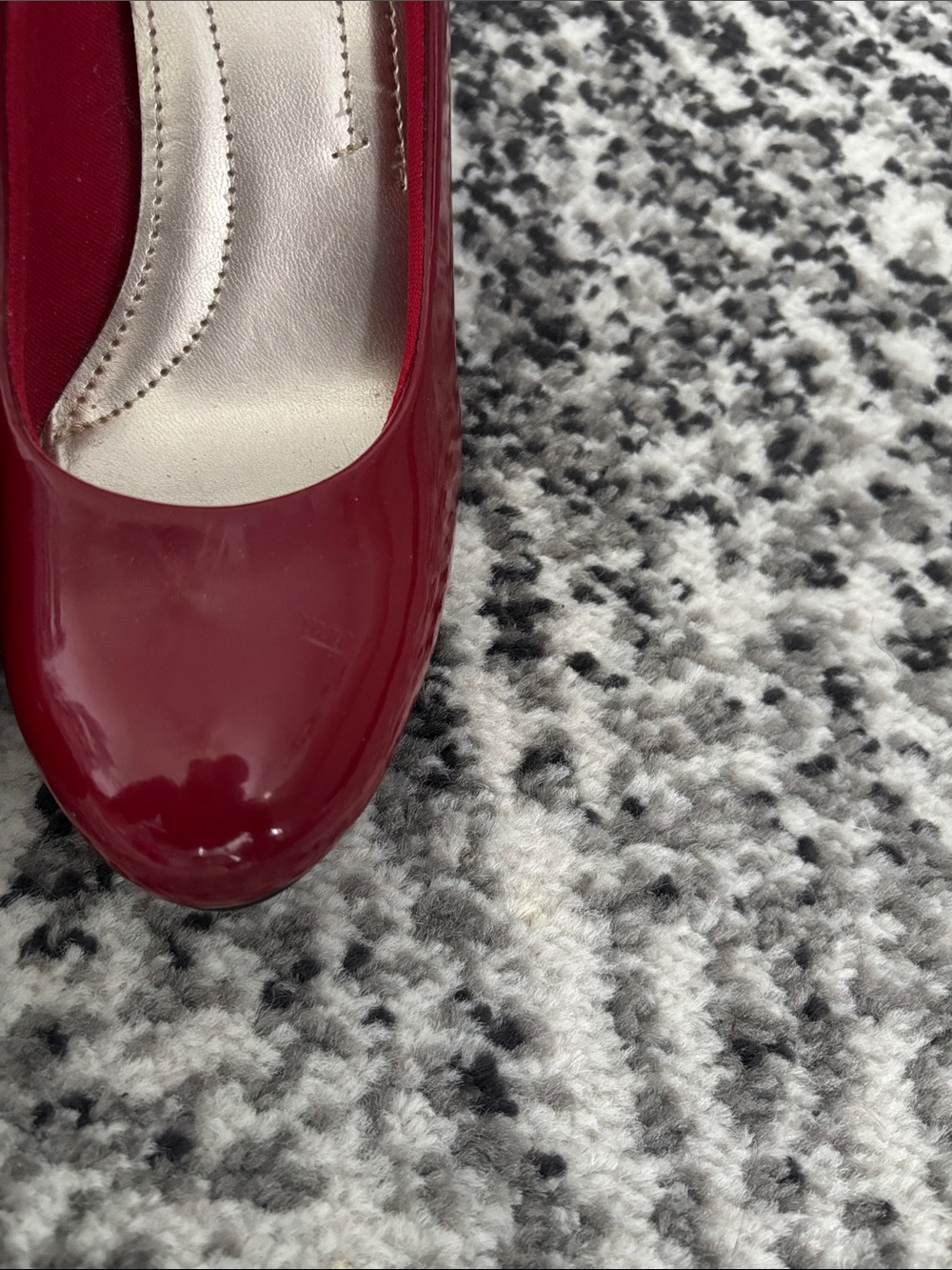 comfort plus by Predictions Burgundy Patent Round-Toe Women's Pumps, Sz 5 - Picture 3 of 3